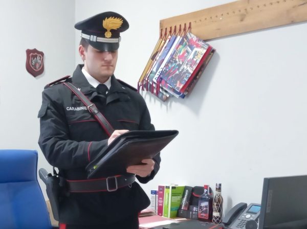 Riceve una intimazione di sfratto e minaccia di usare una pistola