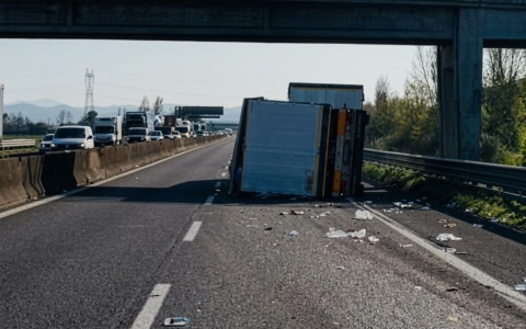 Autotreno si ribalta in A13, autostrada chiusa per mezzora