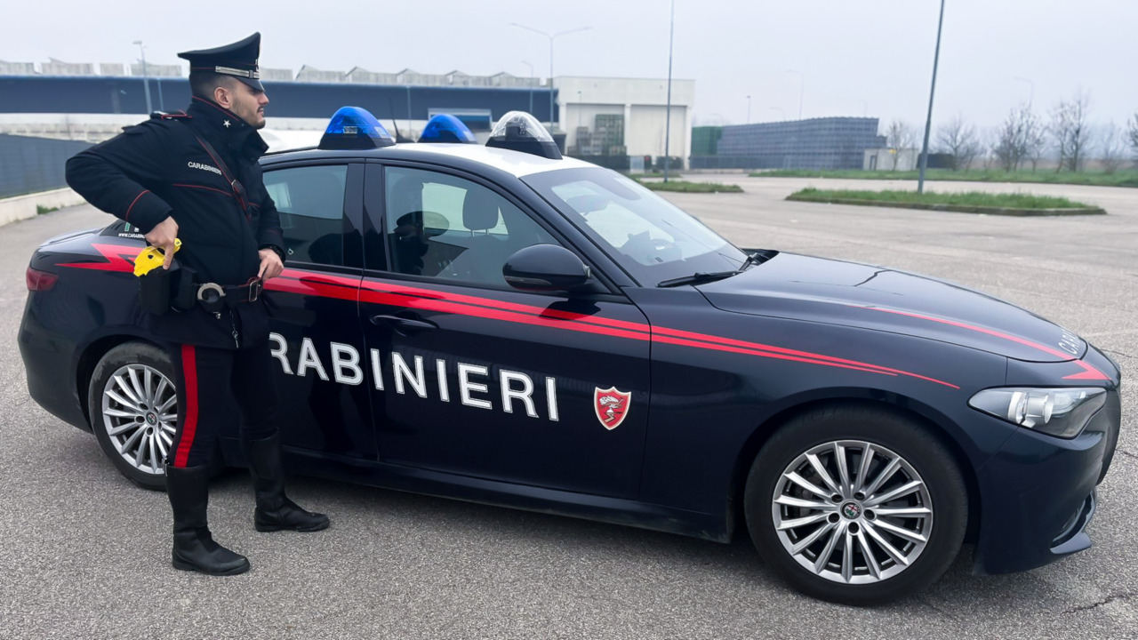 Maltratta moglie e figlia poi aggredisce i Carabinieri, bloccato con taser