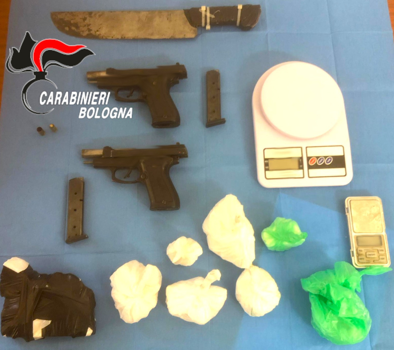 Hanno in casa un kg di ‘coca’, armi e munizioni, arrestati