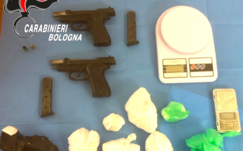 Hanno in casa un kg di ‘coca’, armi e munizioni, arrestati