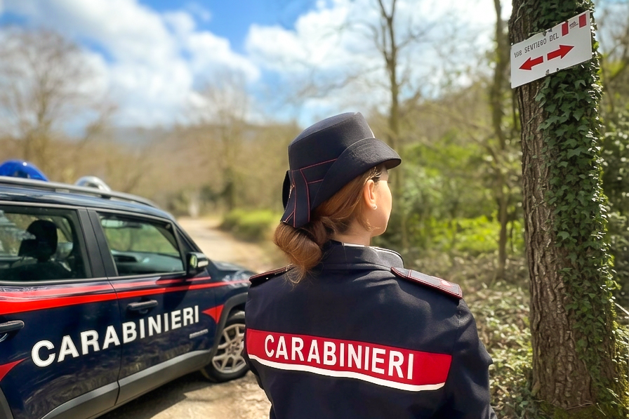 Uomo nudo segue e molesta due escursioniste lungo la Via degli Dei