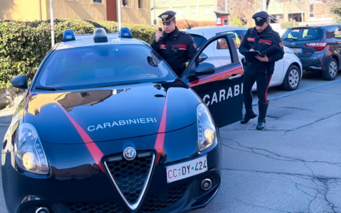 Tira un pugno al commesso per rubare un tramezzino