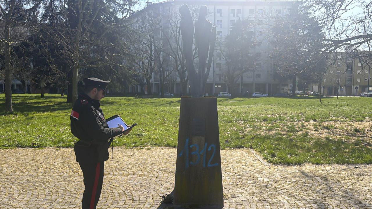 Pilastro, imbrattato monumento in memoria dei carabinieri uccisi dalla banda della Uno Bianca