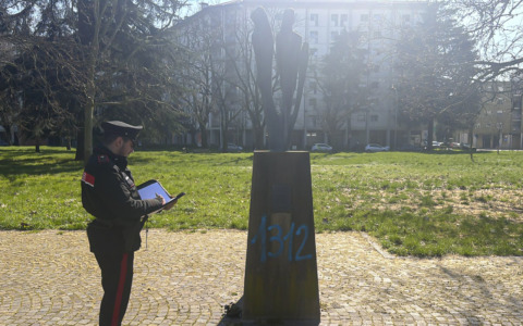 Pilastro, imbrattato monumento in memoria dei carabinieri uccisi dalla banda della Uno Bianca