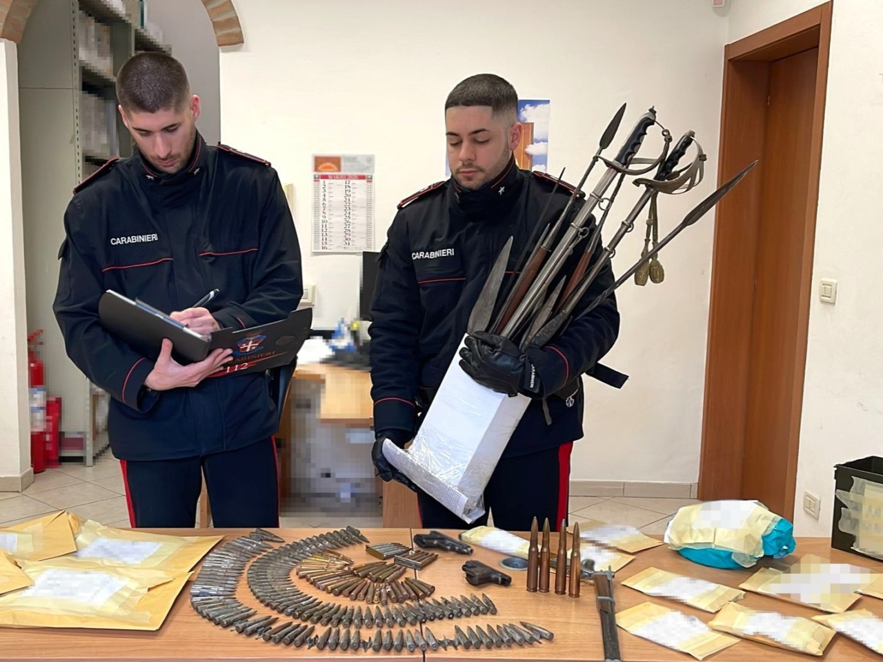 Ha in casa un arsenale e aggredisce i Carabinieri, 61enne arrestato a Crespellano