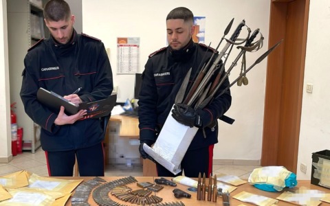 Ha in casa un arsenale e aggredisce i Carabinieri, 61enne arrestato a Crespellano
