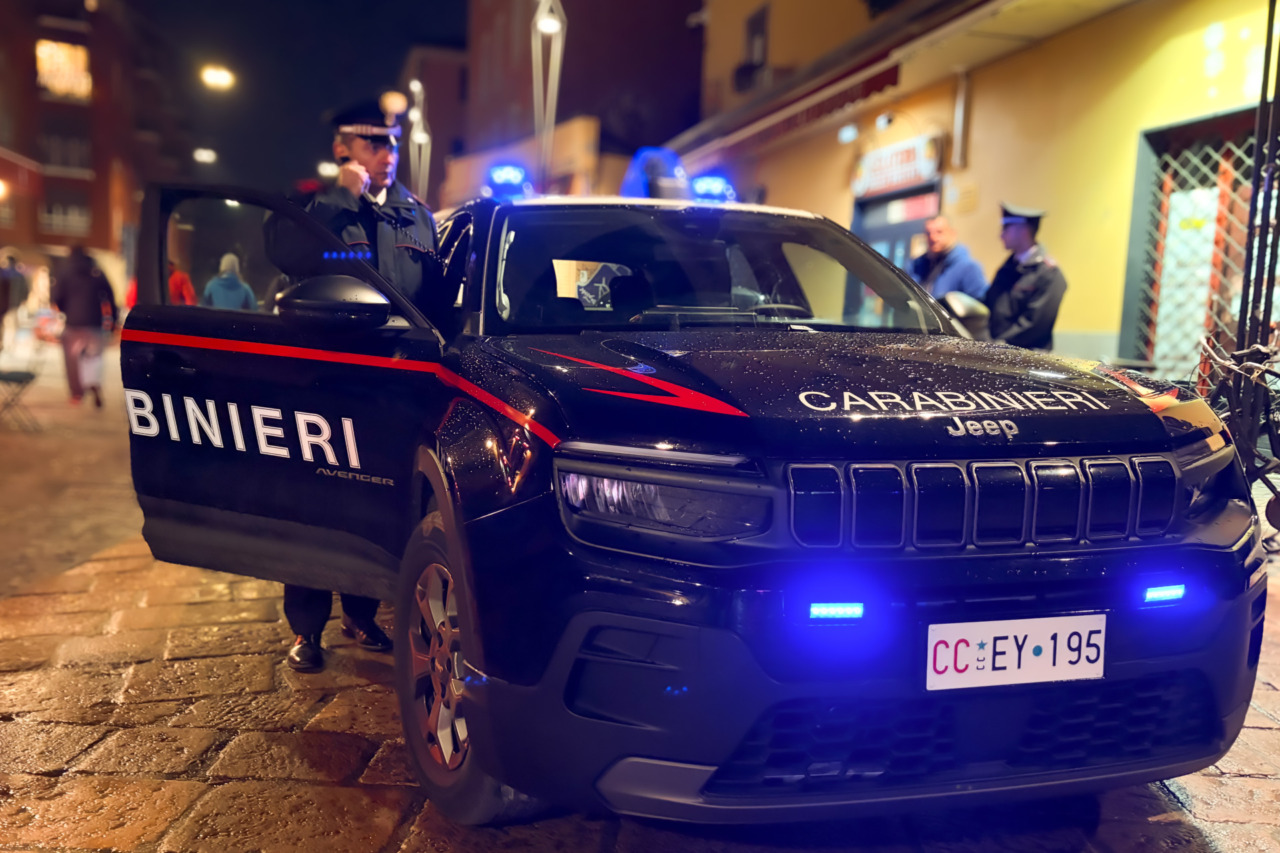 Rapina in centro a Bologna: banditi strappano le collane d’oro a due ventenni