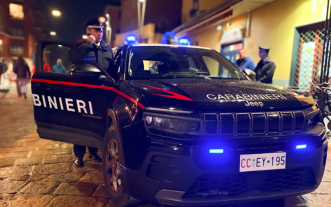 Rapina in centro a Bologna: banditi strappano le collane d’oro a due ventenni