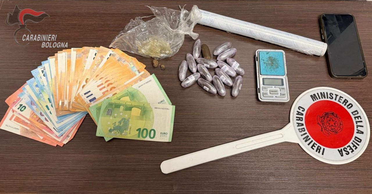 Controllato mentre va al lavoro, 24enne ha in casa un etto e mezzo di hascisc