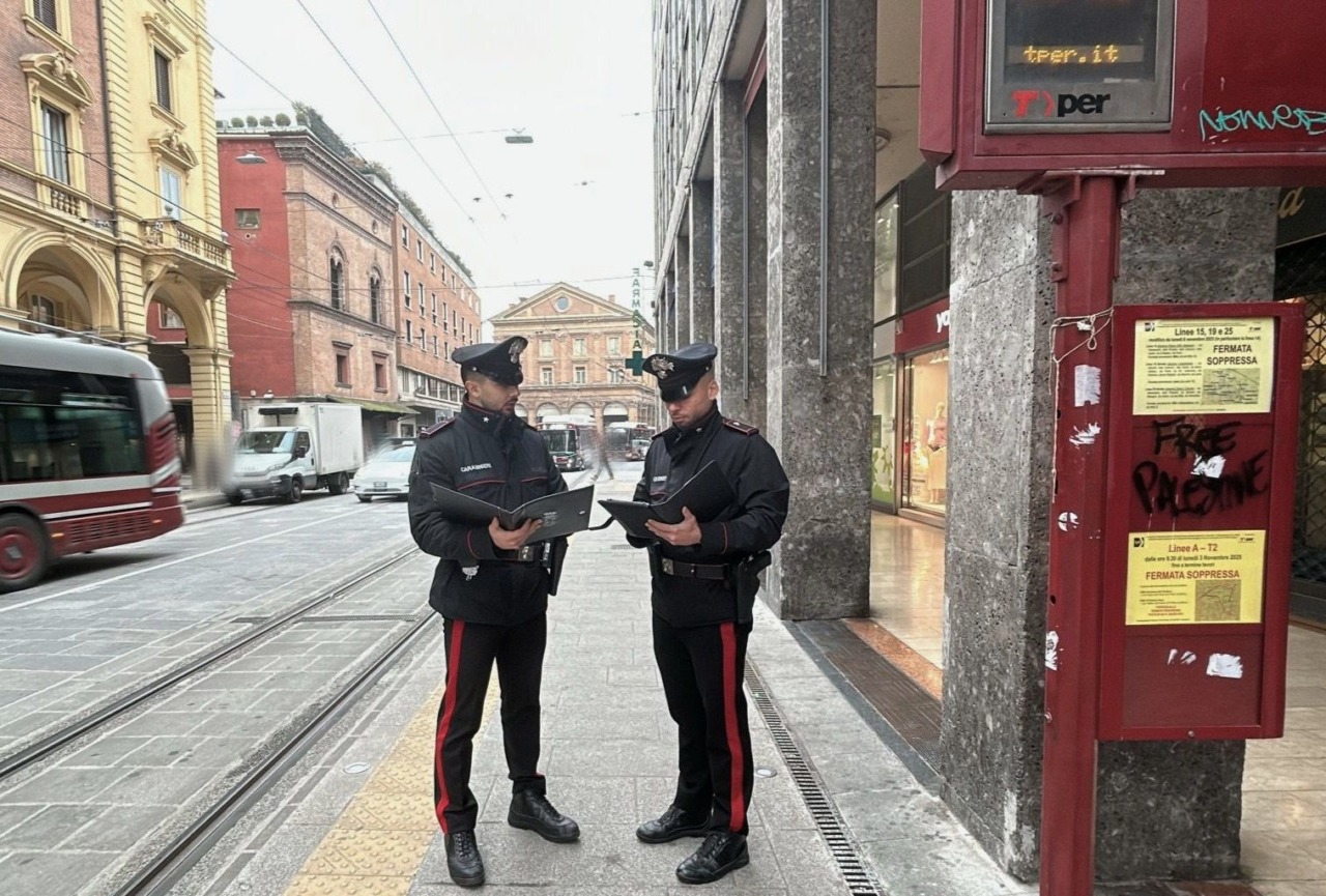 Blocca un bus in via Ugo Bassi, ma era ricercato: 30enne arrestato dai Carabinieri