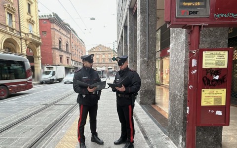 Blocca un bus in via Ugo Bassi, ma era ricercato: 30enne arrestato dai Carabinieri