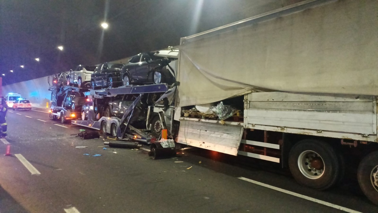 Incidente fra camion in galleria, un morto sull’Autosole a Sasso Marconi