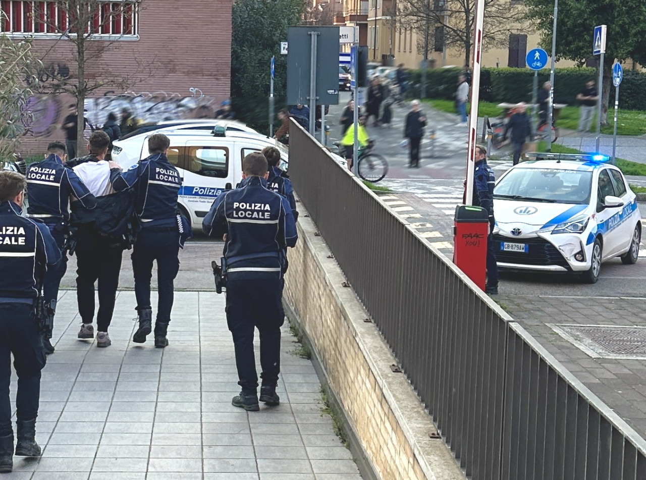 Blitz della Polizia Locale contro lo spaccio in Bolognina, denunciato un 30enne
