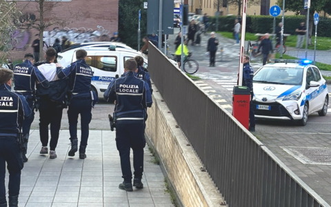 Blitz della Polizia Locale contro lo spaccio in Bolognina, denunciato un 30enne