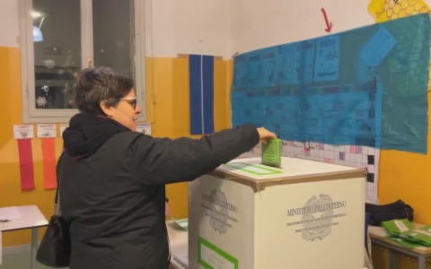 Referendum: l’Emilia-Romagna leader dell’affluenza, alle 23.00 al 53,7%. Bologna in testa con 57,2%