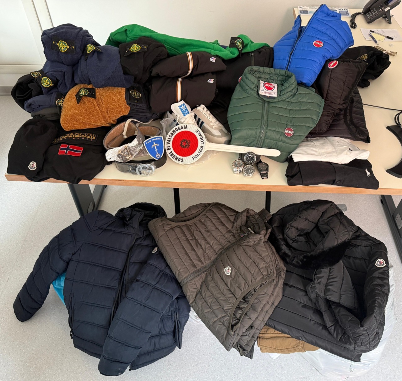 Valsamoggia: controllo in un’auto, la polizia locale sequestra abbigliamento con marchi contraffatti