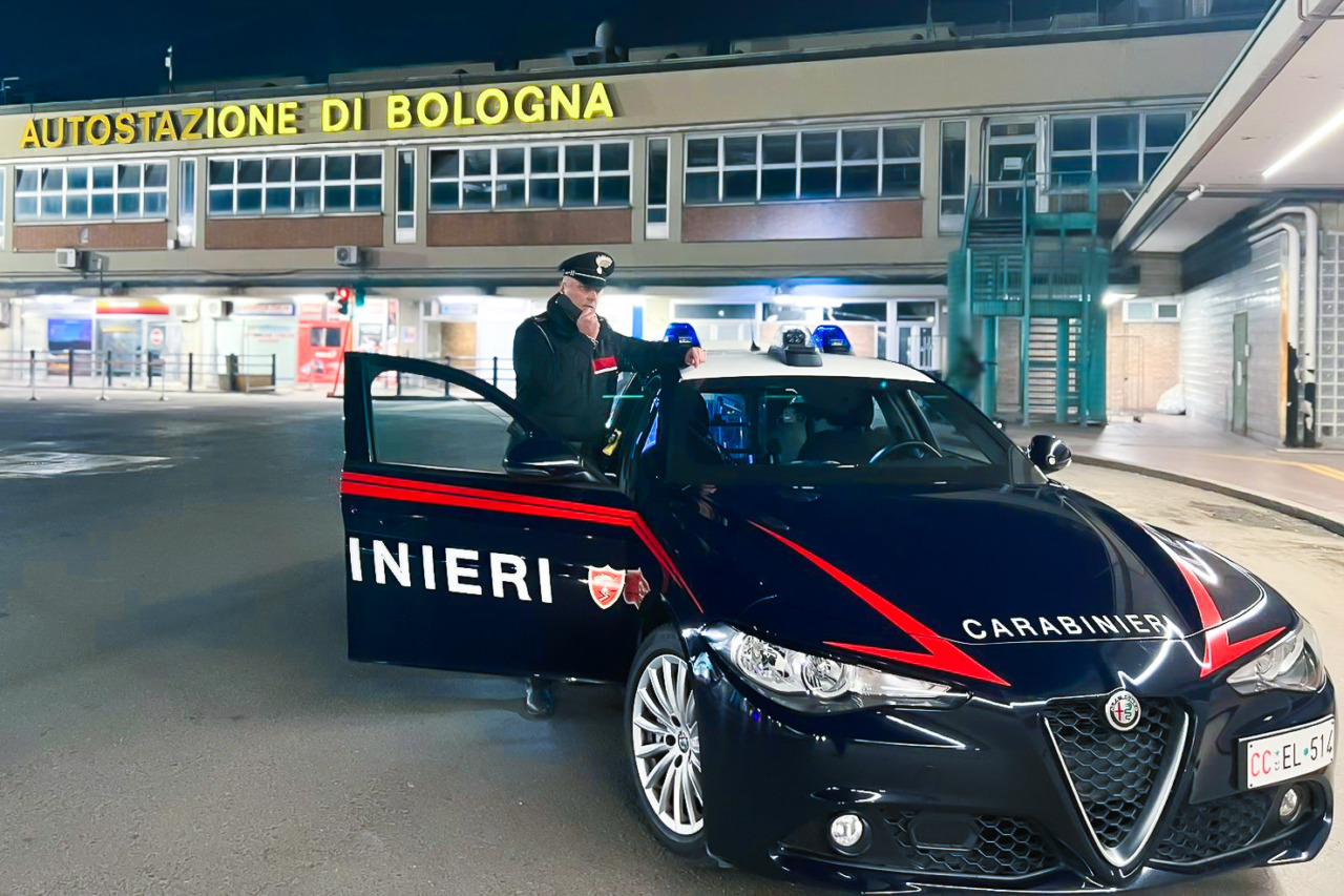 Palpeggia una studentessa sul pullman, denunciato dai Carabinieri