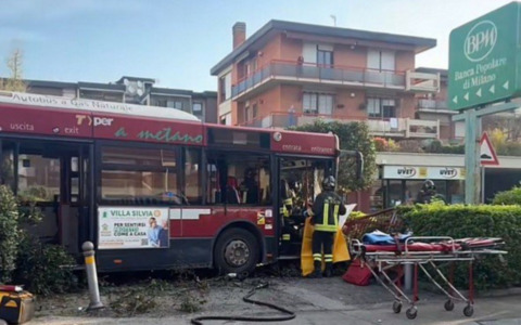 Autista ha un malore, bus finisce sul marciapiede davanti alle Poste a San Lazzaro: 5 feriti