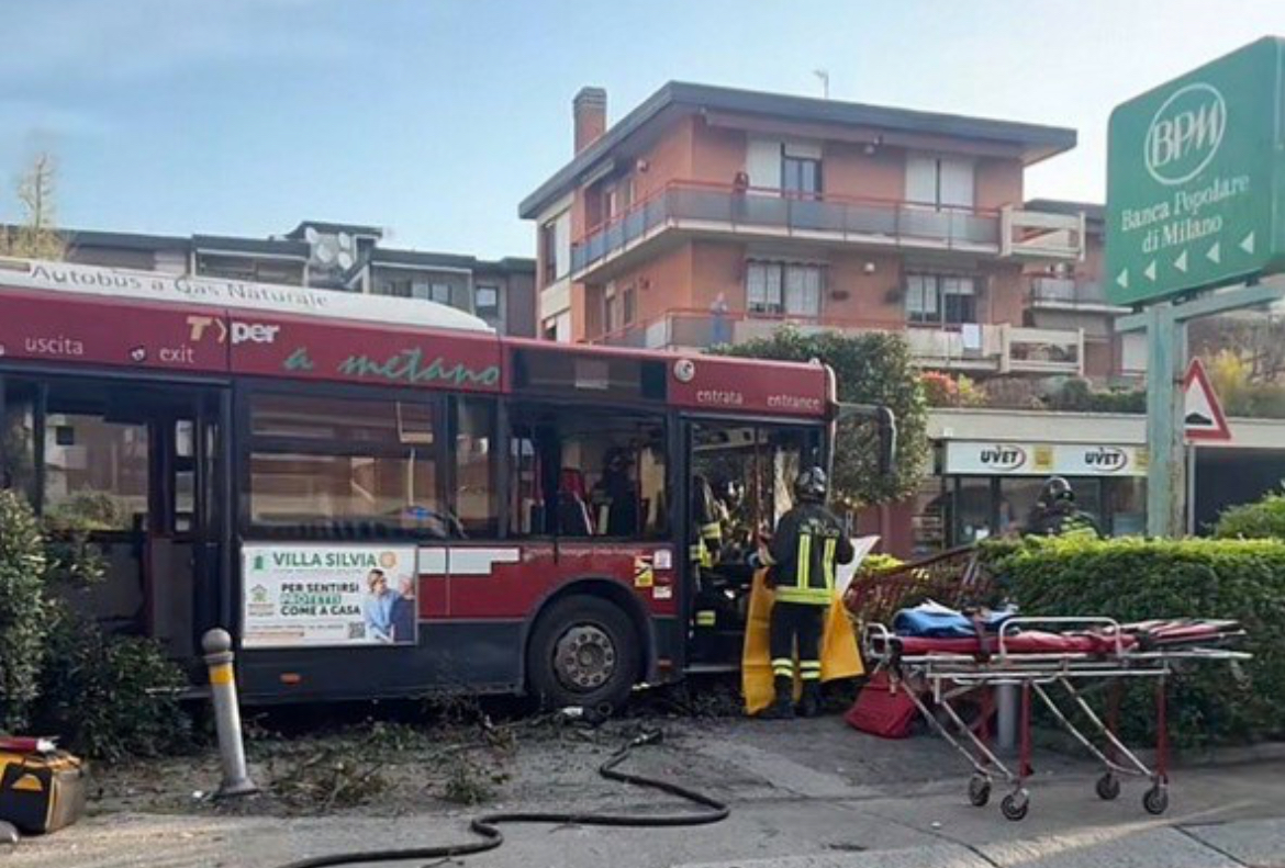 Autista ha un malore, bus finisce sul marciapiede davanti alle Poste a San Lazzaro: 5 feriti