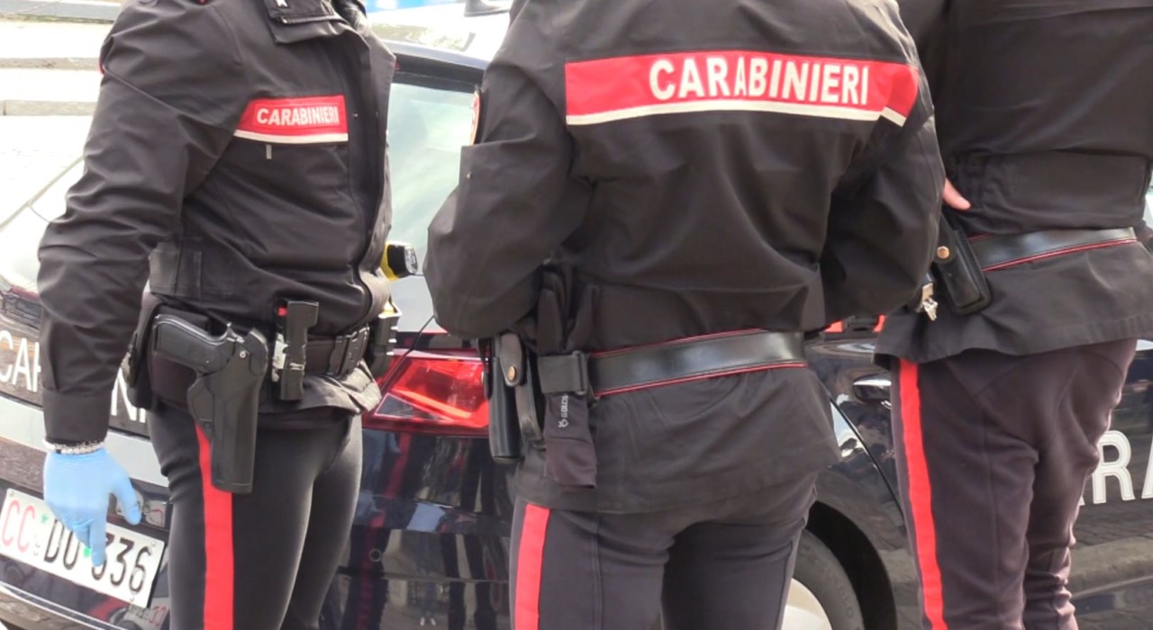 Difende una ragazza importunata e viene accoltellato