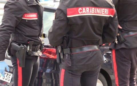 Difende una ragazza importunata e viene accoltellato