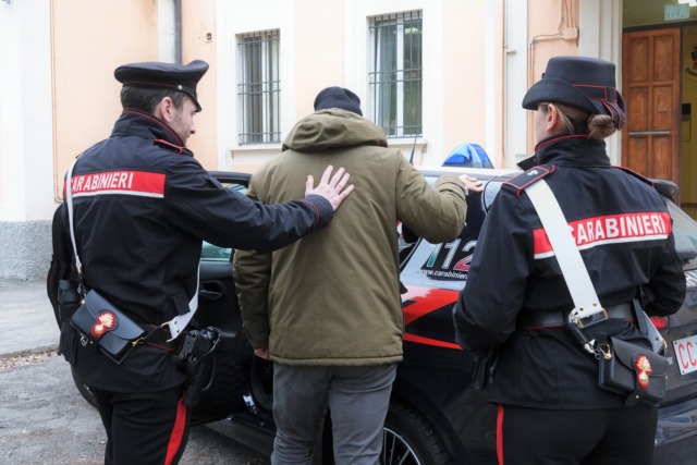 Evade dai domiciliari e maltratta la madre, terzo arresto in meno di un mese