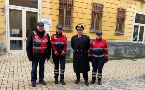 Carabinieri in servizio e colleghi in pensione impegnati per la sicurezza davanti alle scuole