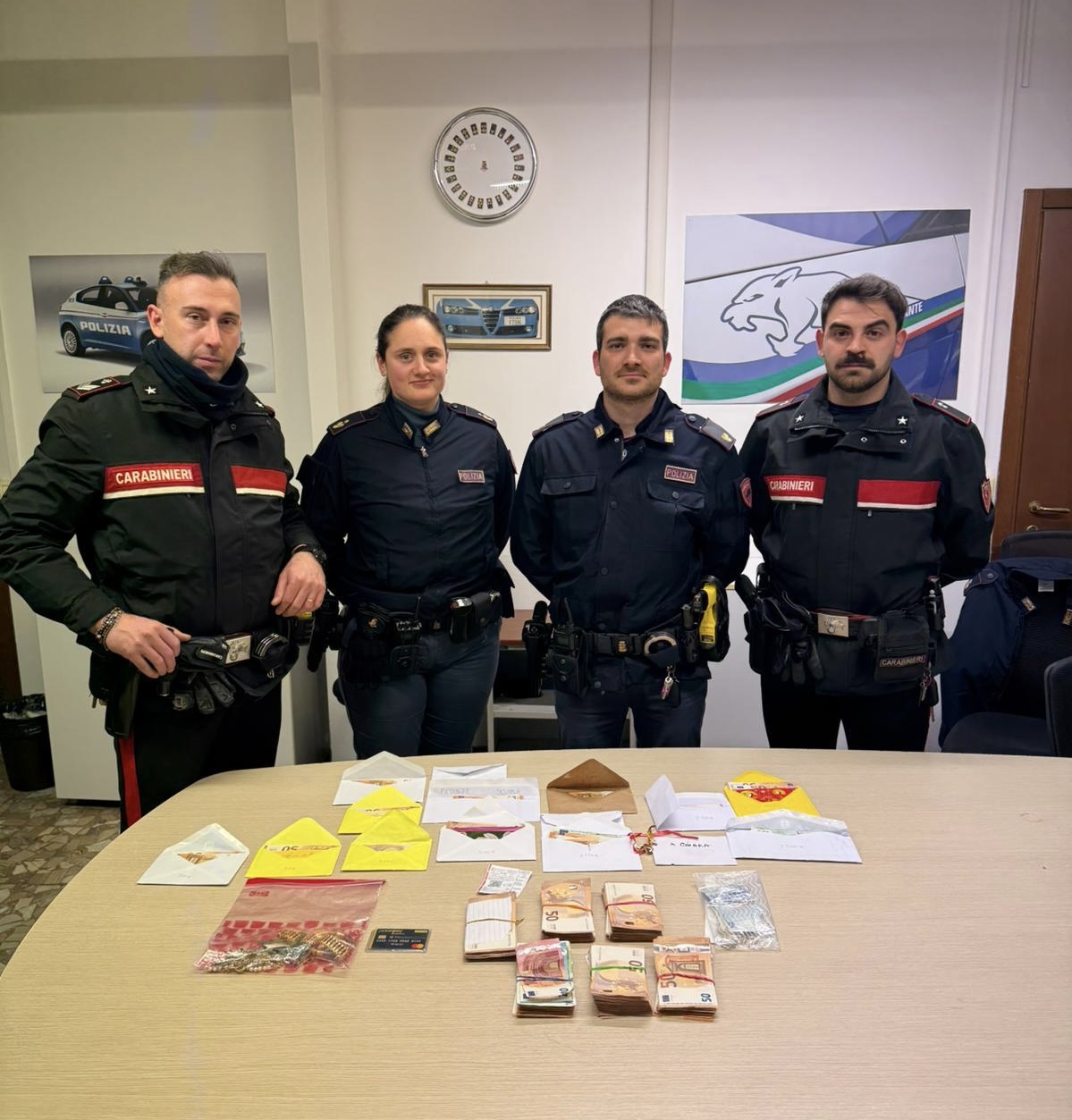 Truffa e porta via a una donna 30mila euro e gioielli: giovane fermato in stazione a Bologna