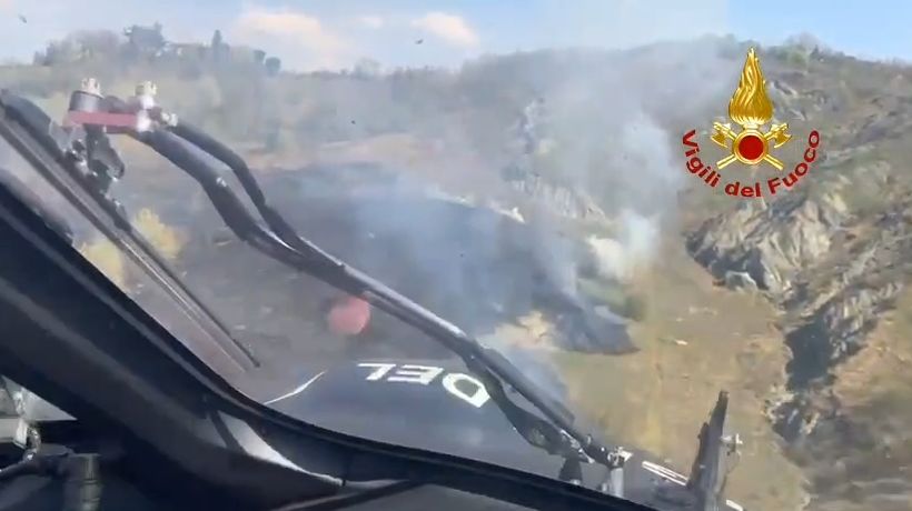 Bosco in fiamme a Sasso Marconi, vigili del fuoco impegnati nello spegnimento