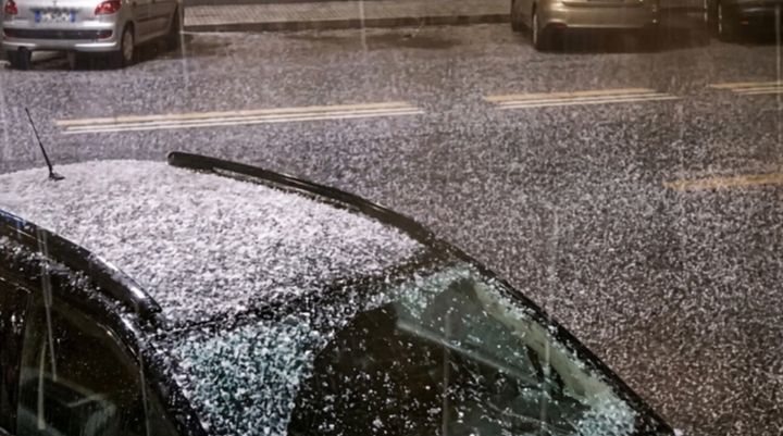 Notte di tuoni, lampi e grandinate a Bologna e provincia