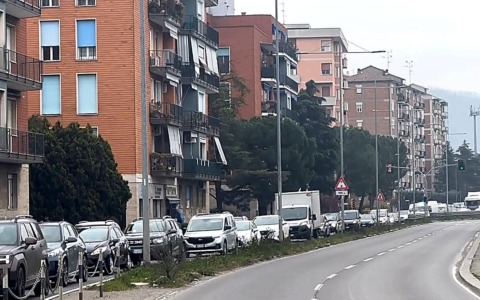 Minaccia una coppia con una pistola dopo una lite stradale