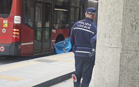 Ancora in gravi condizioni la donna investita da un autobus in via Ugo Bassi