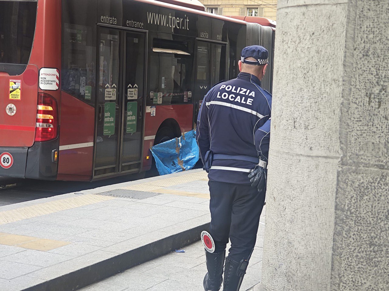 Ancora in gravi condizioni la donna investita da un autobus in via Ugo Bassi