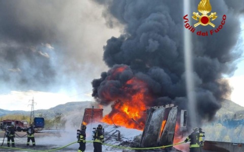 Camion in fiamme sulla A1 a Sasso Marconi, autostrada chiusa per ore