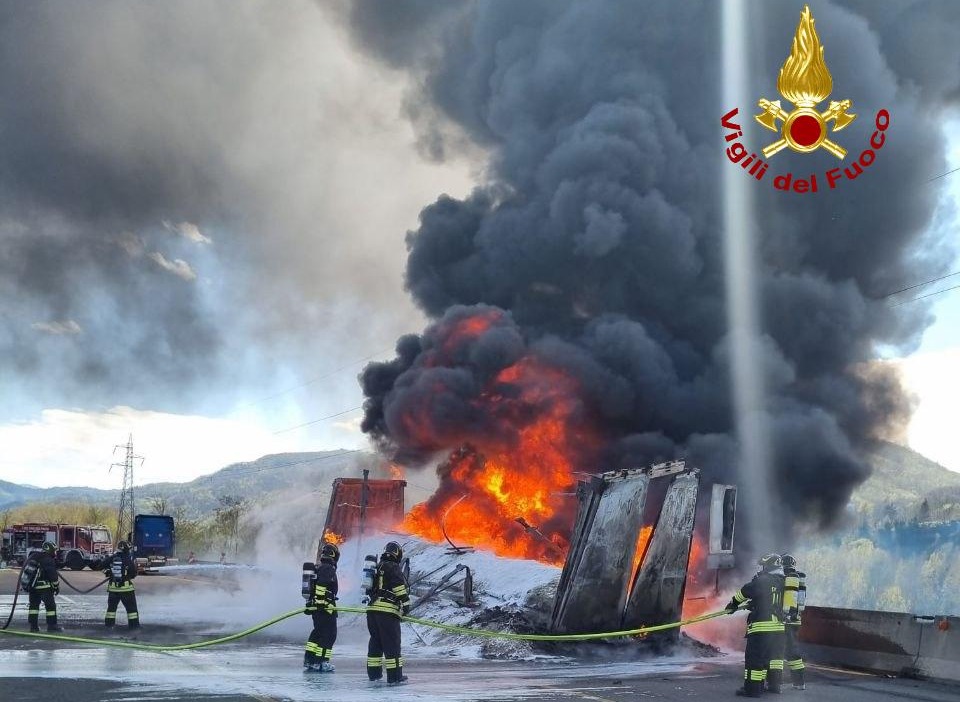 Camion in fiamme sulla A1 a Sasso Marconi, autostrada chiusa per ore