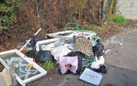 Abbandonano rifiuti per strada, tre denunce della Polizia Locale