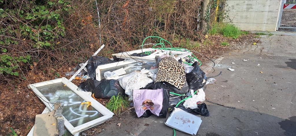 Abbandonano rifiuti per strada, tre denunce della Polizia Locale