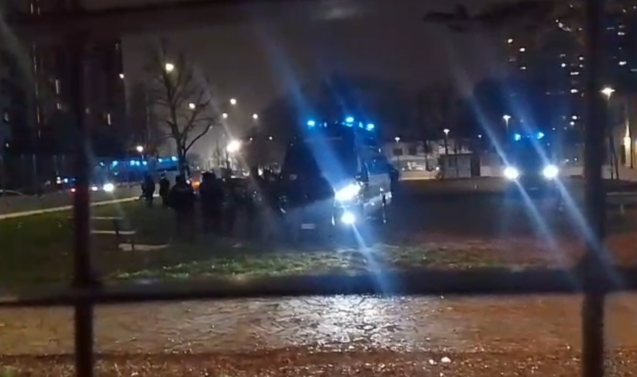 Notte di tensione al Pilastro: scontri tra manifestanti e forze dell’ordine