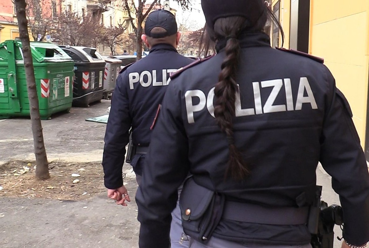 Tenta di baciare due donne per strada, si denuda poi aggredisce gli agenti: arrestato