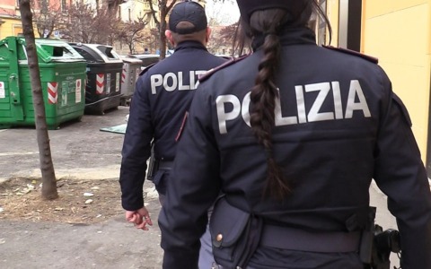 Tenta di baciare due donne per strada, si denuda poi aggredisce gli agenti: arrestato
