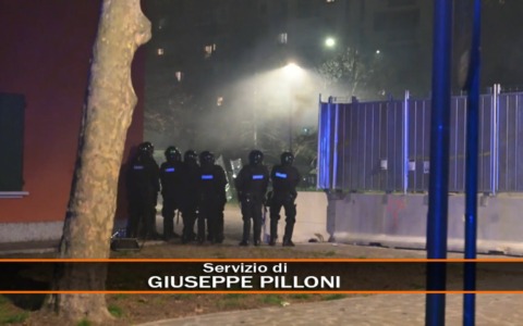 Cariche della Polizia e lacrimogeni sui manifestanti nella notte al quartiere periferico del Pilastro a Bologna