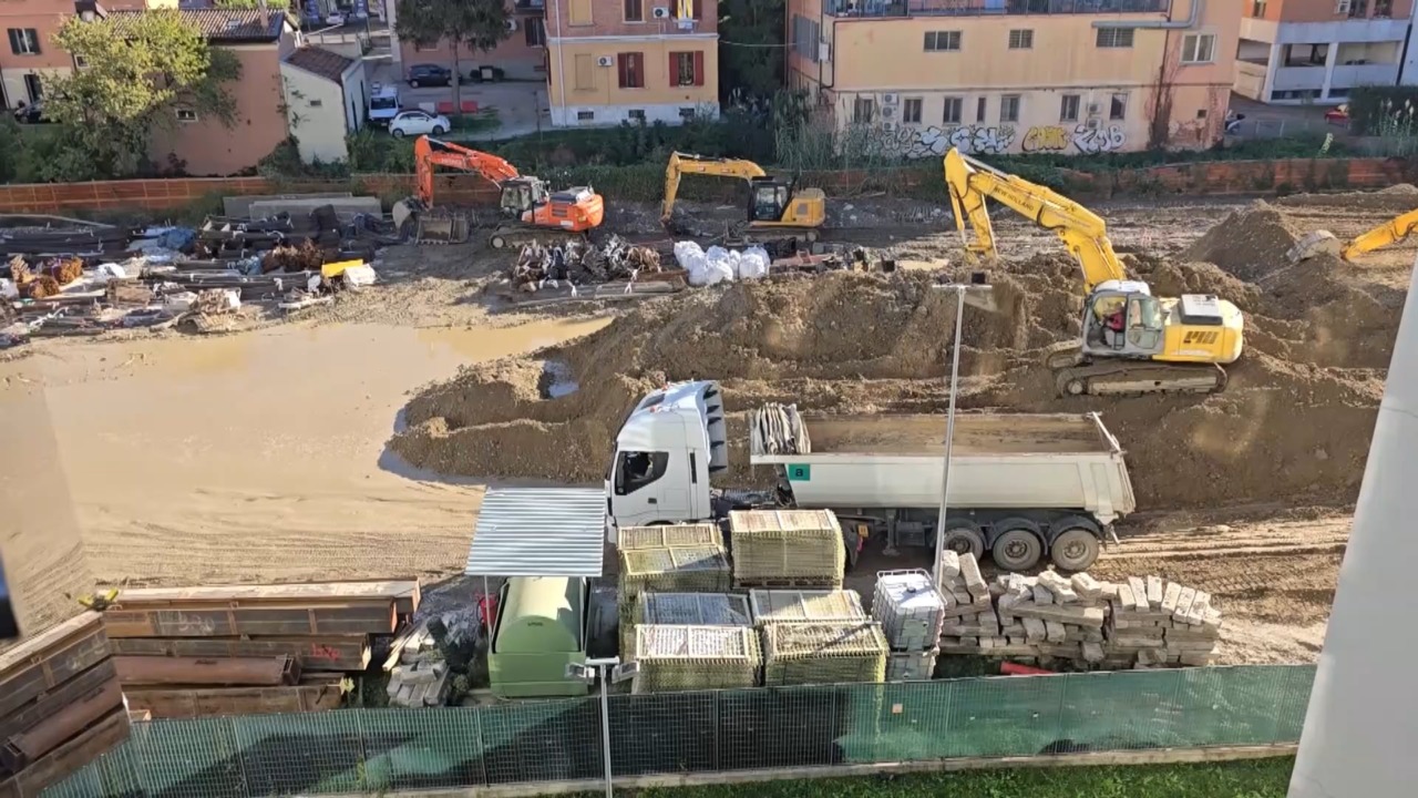 Residenti in Cirenaica circondati da due cantieri