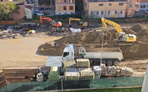 Residenti in Cirenaica circondati da due cantieri