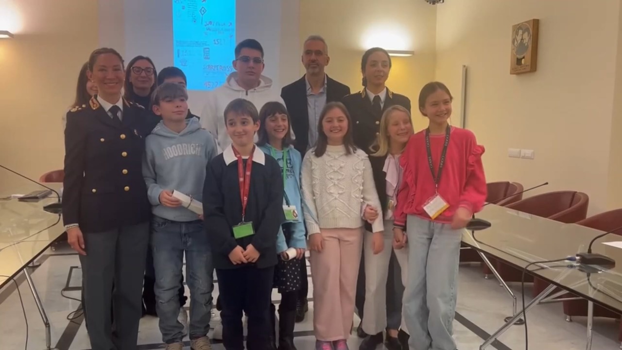 Gli studenti raccontano il ‘non-amore’: premiati in Questura i disegni contro la violenza di genere