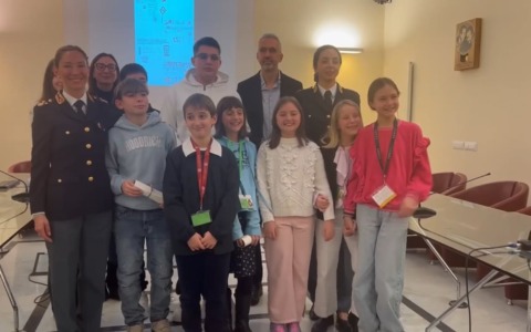 Gli studenti raccontano il ‘non-amore’: premiati in Questura i disegni contro la violenza di genere