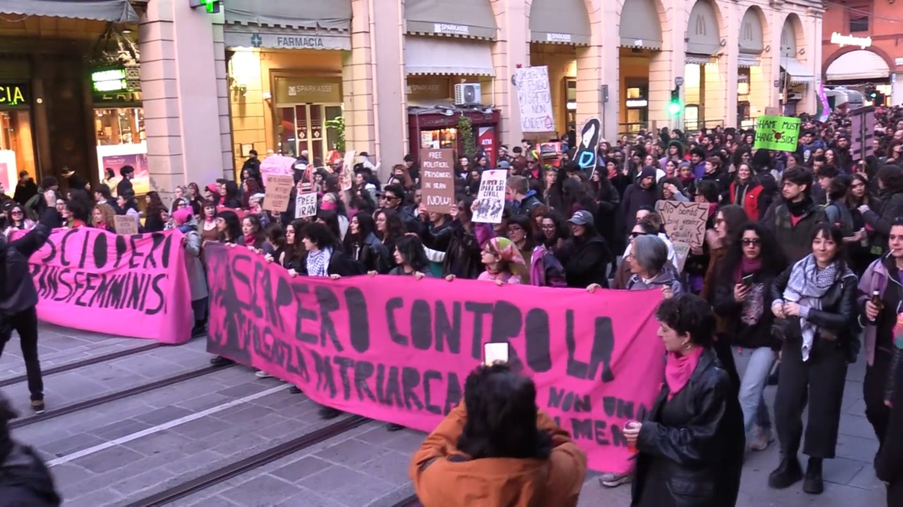 Migliaia in corteo contro la violenza di genere