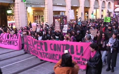 Migliaia in corteo contro la violenza di genere