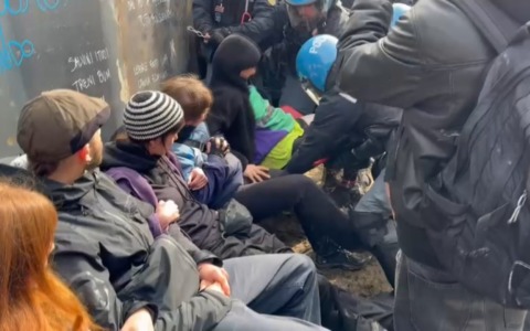 Muba, ancora proteste al Pilastro: attivisti bloccano ingresso al cantiere. Intervento della polizia