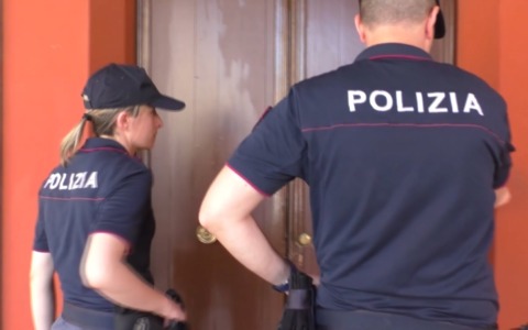 Furti in appartamento con il ‘palo’ al citofono: 19 colpi in pochi mesi, banda sgominata dalla Polizia